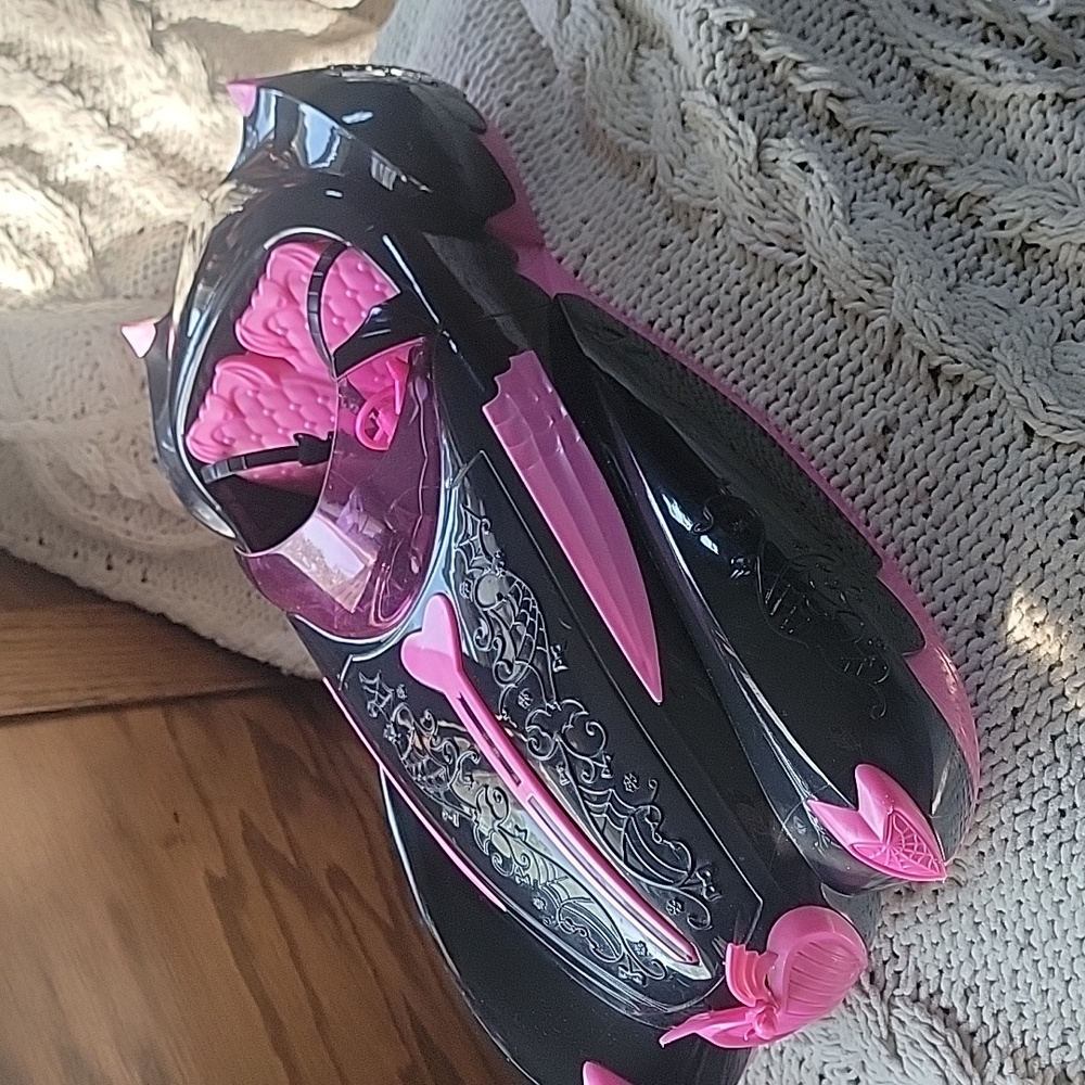 Monster High Draculaura Sweet 1600 Roadster Car Black and Pink